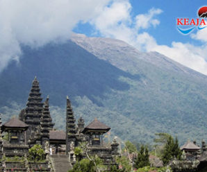 Gunung Agung Meletus dan Semburkan Asap Dengan Tinggi 2.500 Meter, Bali Aman Dikunjungi?
