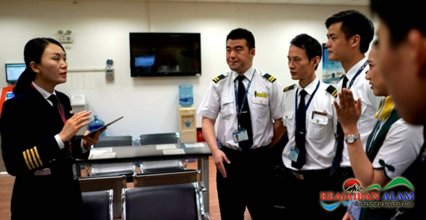China Hadirkan Pilot Wanita Cantik Sebagai Kapten Penerbangan Maskapai Spring Airlines, Siapa Dia?
